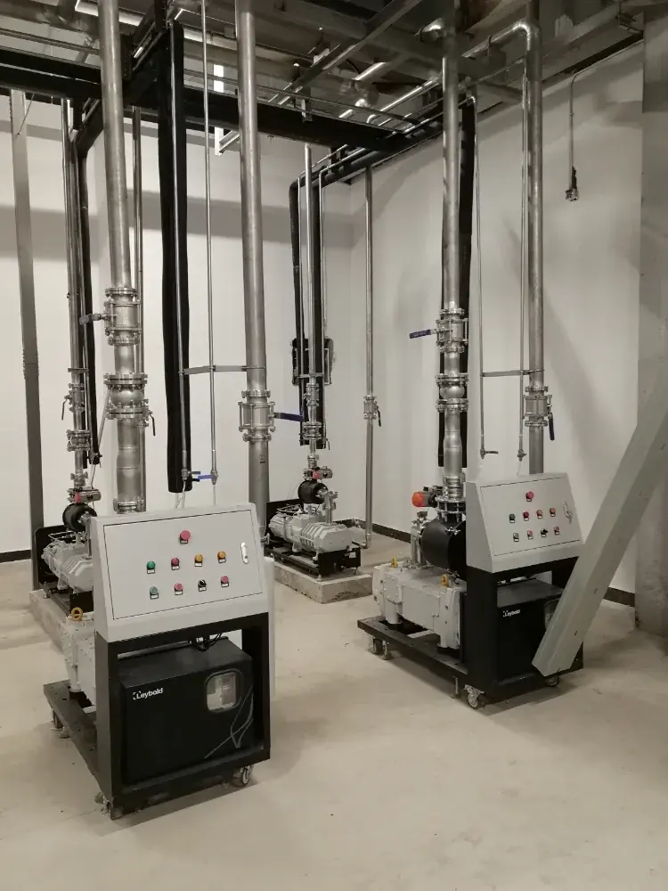 莱宝螺杆真空泵现场图片